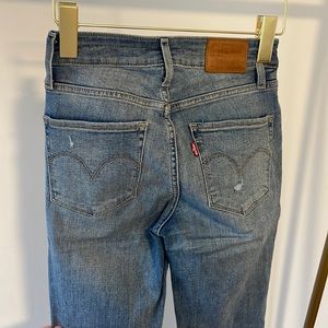 LEVIS 721 HIGH RISE SKINNY RIPPED SIZE 24